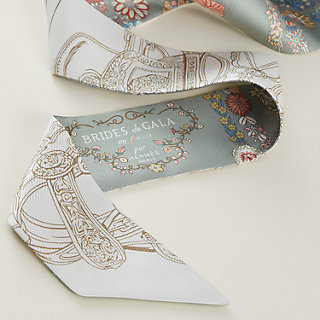 エルメス　ツイリー　花柄　ブリッドドゥガラ　ヴェールアマンド　ピンク　白　新品 Twilly 《ブリッド・ドゥ・ガラ・アン・フルール&アイライナー